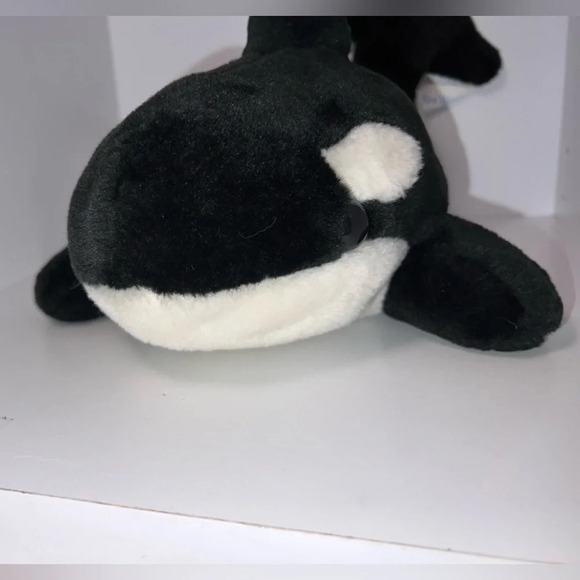 Seaworld ,Shamu the orca whale, 16 inches long 12 inches wide to 6 in wide - Picture 4 of 8